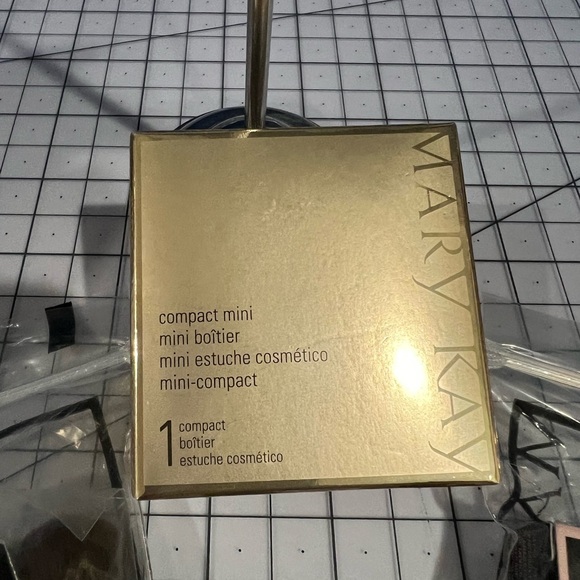 MaryKay Mini COMPACT (5) & medium (1) Unfilled Bundle + bonus makeup - Picture 8 of 10